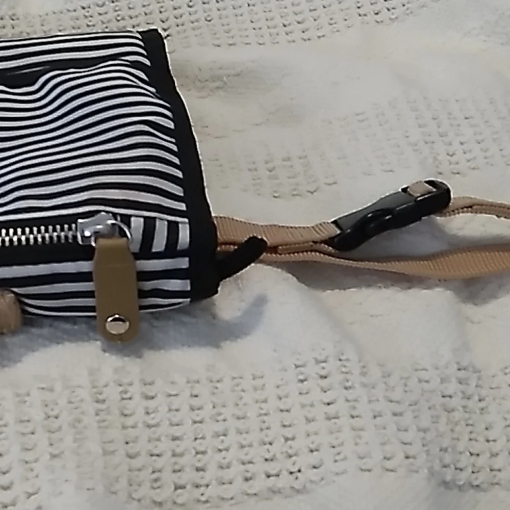 Skip HOP Baby changing pad with  diaper and wipes holder. Has clip to attach to - Picture 9 of 9